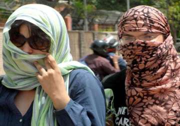 scorching hot day in delhi as mercury touches 43.7 deg c