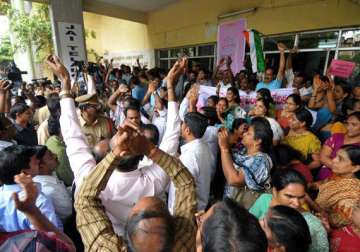 seemandhra bandh enters second day normal life hit