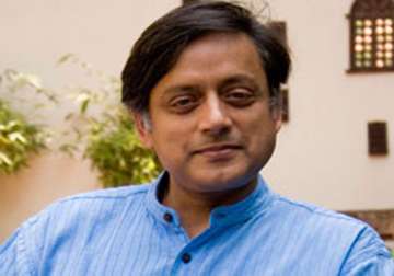 sunanda death shashi tharoor writes to shinde offers help in sunanda probe