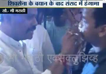 shocking shiv sena mps force maharashtra sadan staffer to eat during ramzan fast