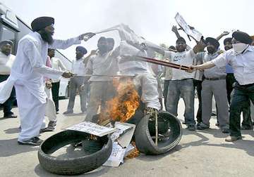 sikhs protest against remarks of asaram spokesperson