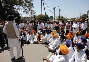 sikhs protest ban on punjabi film sadda haq in srinagar