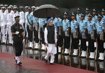 singh becomes third pm to hoist flag at red fort for 8th time