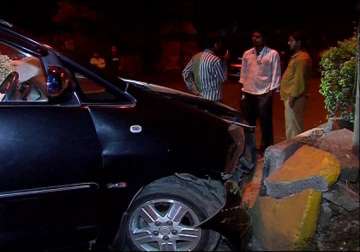 six injured in car collision in andheri mumbai