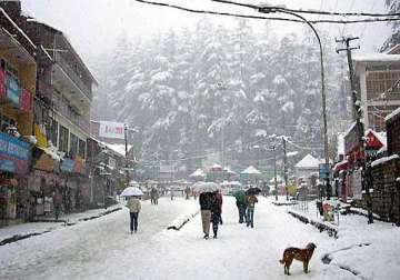 snowfall continues in manali