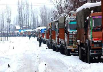 snowfall in srinagar nh1 near jawahar tunnel closed to traffic