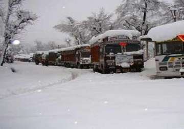 snowfall halts traffic on srinagar jammu highway