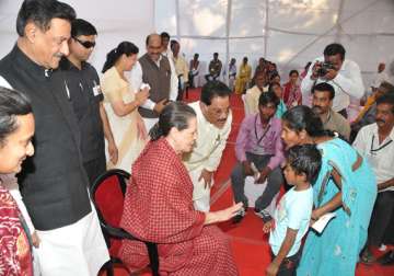 sonia launches health insurance for poor in maharashtra