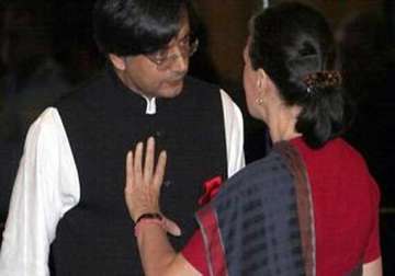 sonia visits tharoor at his residence