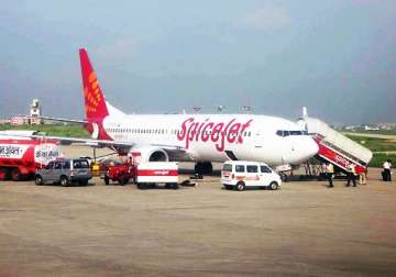 spicejet plane makes emergency landing in mumbai