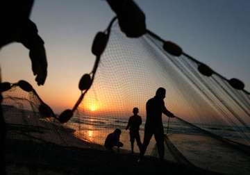 sri lankan navy arrests 50 indian fishermen