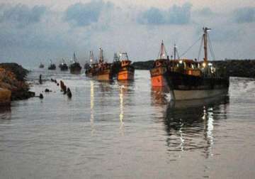 sri lankan navy detains indian fishermen with 10 boats