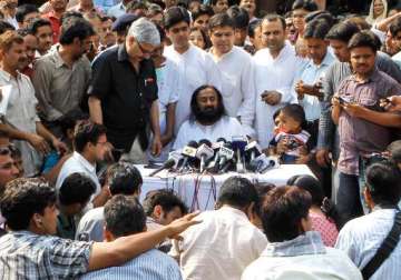 sri sri ravi shankar vows to fight corruption after digvijay s warning