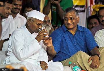 stage set for new political party former army chief v k singh breaks team anna s indefinite fast