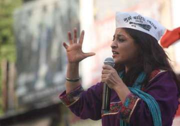 stones pelted at dais during aap leader shazia ilmi s rally