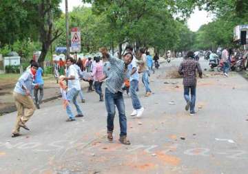 cops pelted with stones by pro telangana students 3 injured