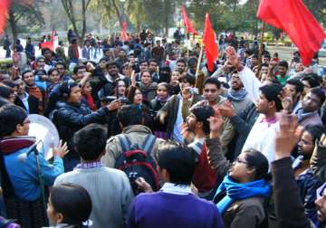 students protest against expensive pvt food outlets in du
