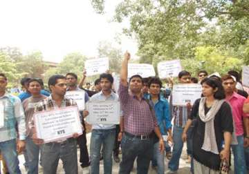 students protest over high cut offs in du