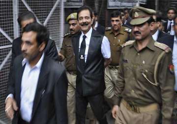 sc orders subrata roy to pay rs 10 000 core to get interim bail