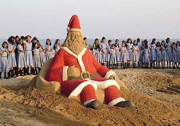 sudarshan patnaik makes a santa claus on puri sea beach