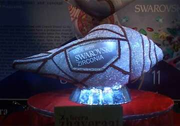 surat traders put up rs 2.5 cr diamond studded huge conchshell on exhibition