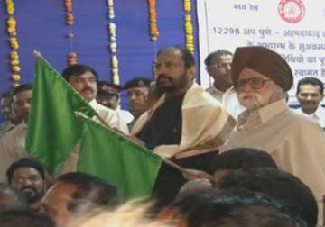 suresh kalmadi shows green flag to pune ahmedabad duronto express