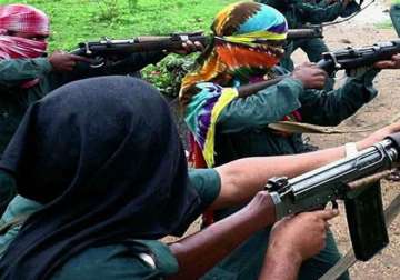 suspected maoists kill two in jharkhand