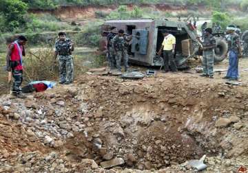 suspected maoists blow up house torch vehicles