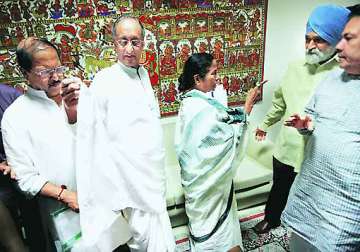 tmc alleges sfi supporter tried to attack mamata with iron rod
