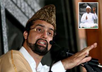 take up unmarked graves issue mirwaiz to anna