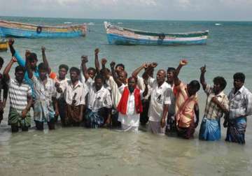 tamil nadu fishermen held by lanka return home