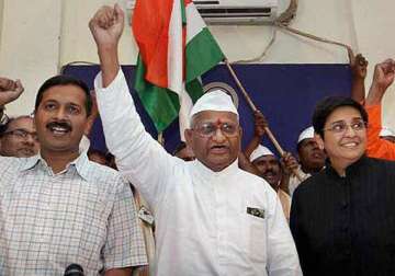 team anna accuses govt of reducing lokpal to empty tin box