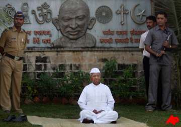 team anna appeals to hazare to end fast