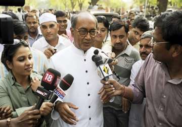 team anna members trying to become power brokers says digvijay singh