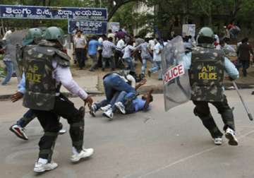 telangana centre rushes 7 500 troops to andhra