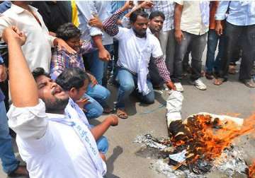 telangana seemandhra congress leaders urge chief minister to resign