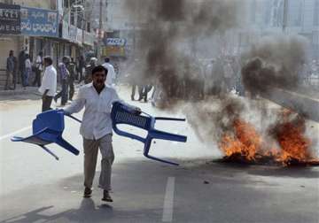 telangana fallout congress leaders houses railway station attacked rajiv statue vandalized