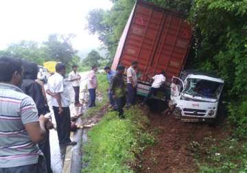 tempo container collision on goa mumbai highway 3 killed 8 injured