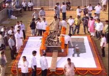 thackeray s public cremation marks a first for mumbai