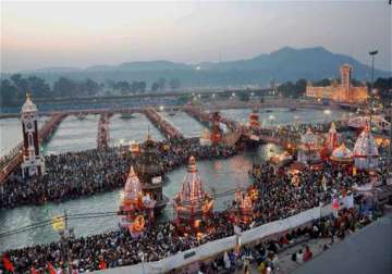 thousands take holy dip on baisakhi