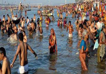 thousands take holy dip at kodiakarai vedaranyam poompuhar