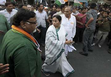 thousands march with mamata in kolkata against illicit liquor