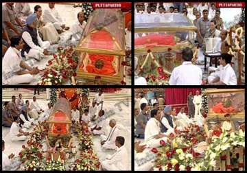 pm sonia lead thousands in paying homage to sathya sai