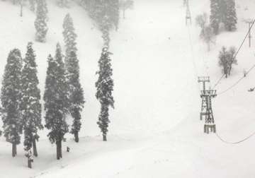 three die in kashmir avalanche