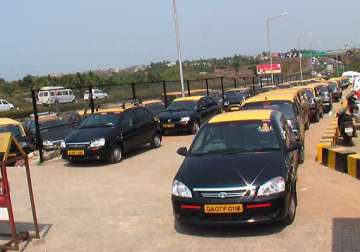 tourists stranded as taxis go off road in goa