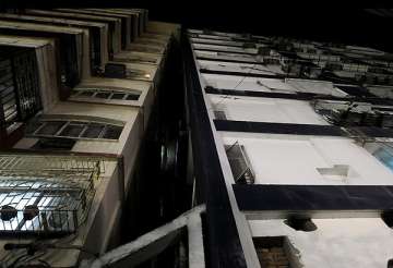 tremors in kolkata buildings develop cracks