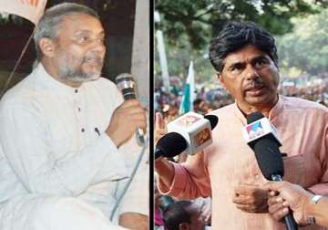 two core members quit team anna miffed at political turn