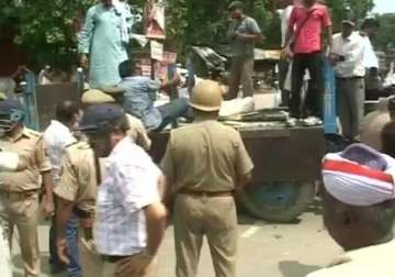 up police lathicharge villagers blocking nh93 after road mishap