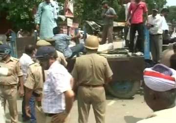 up police resorts to lathicharge on villagers in deoria sends body in a cycle cart for cremation