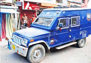 up police seizes rs 10 cr from axis bank cash van